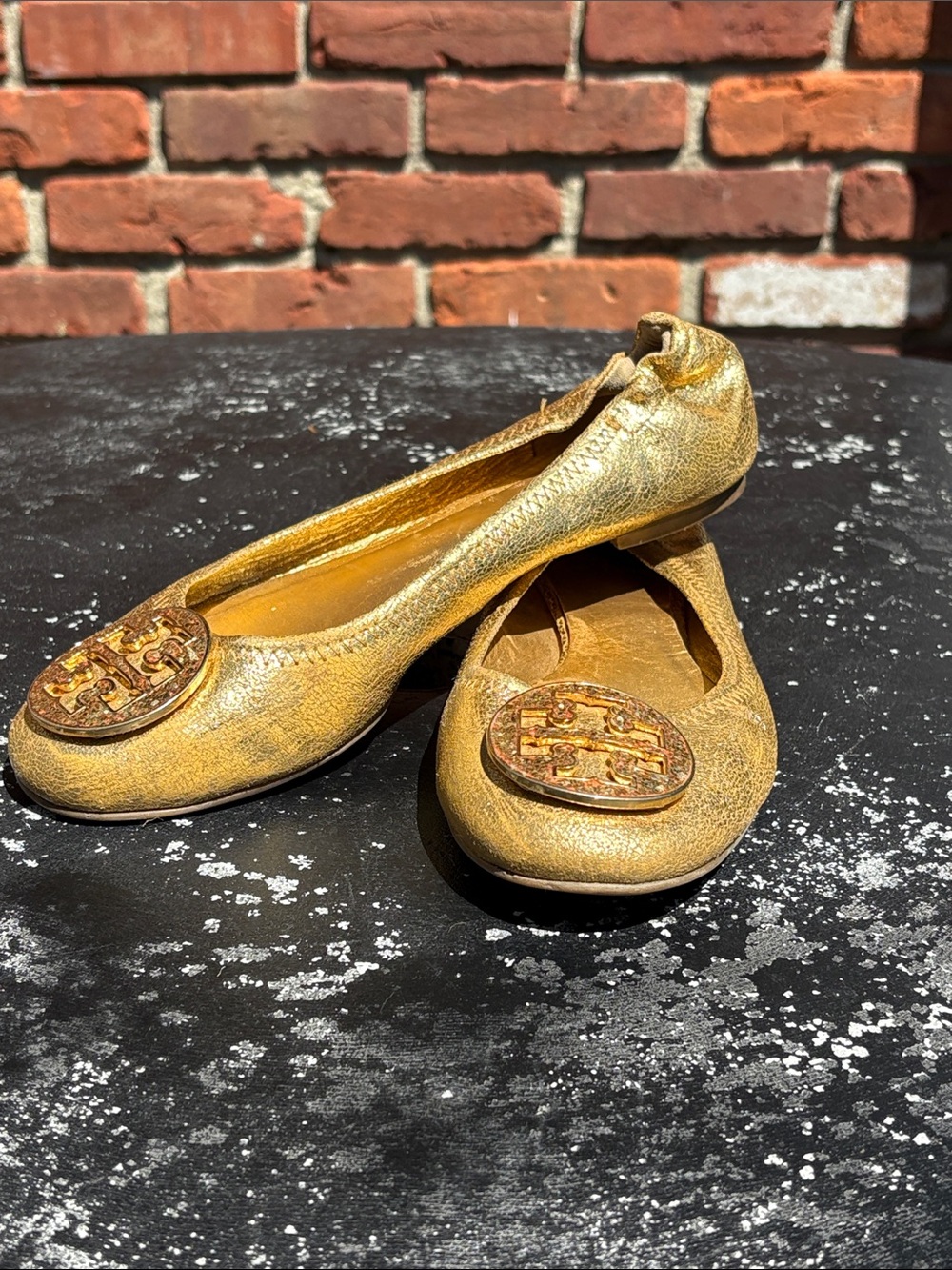 Tory Burch Reva Metallic Gold Crackle Leather Flats with Glitter Emblem Sz 6.5